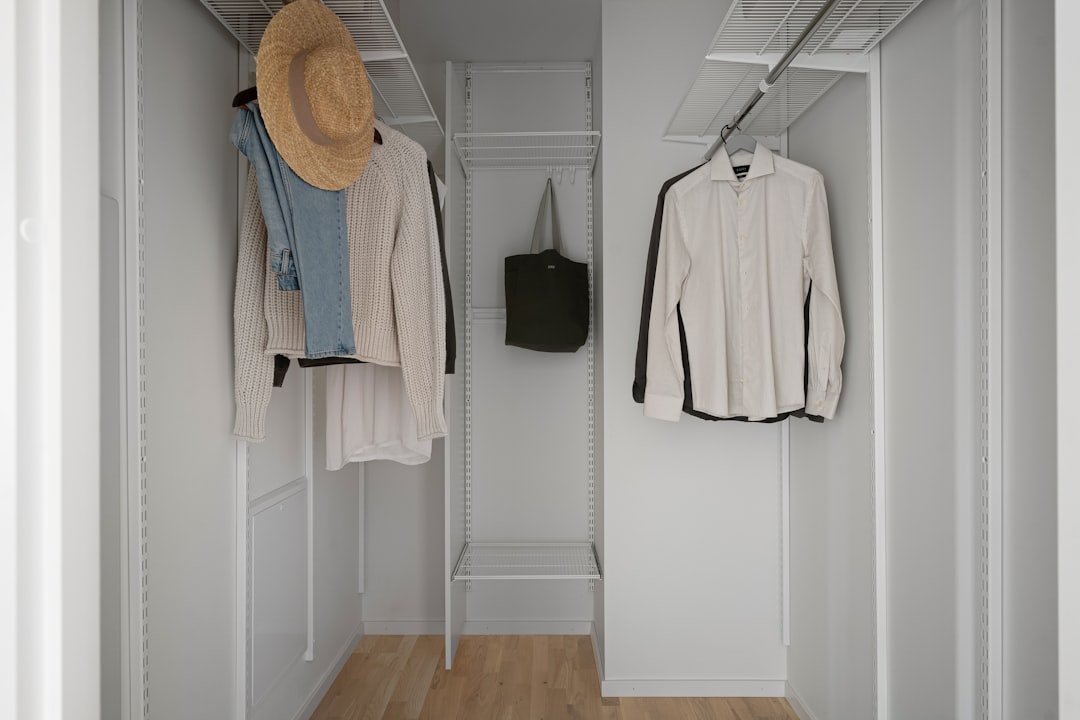 Photo Minimalist wardrobe